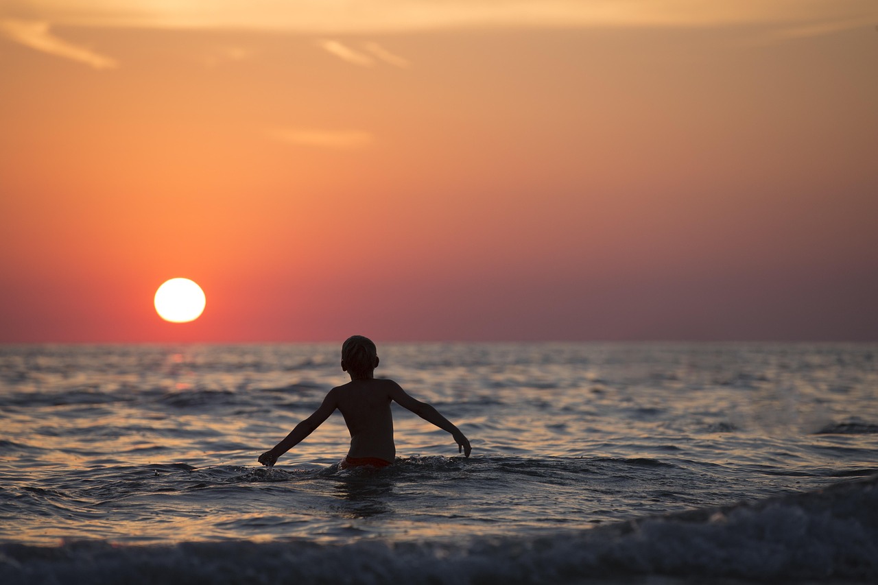 beach, boy, sunset, silhouette, boy silhouette, sun, dusk, twilight, setting sun, horizon, bathing, kid, little boy, child, dawn, leisure, ocean, outdoors, person, nature, sea, seascape, sky, sunrise, swimming, water, waves