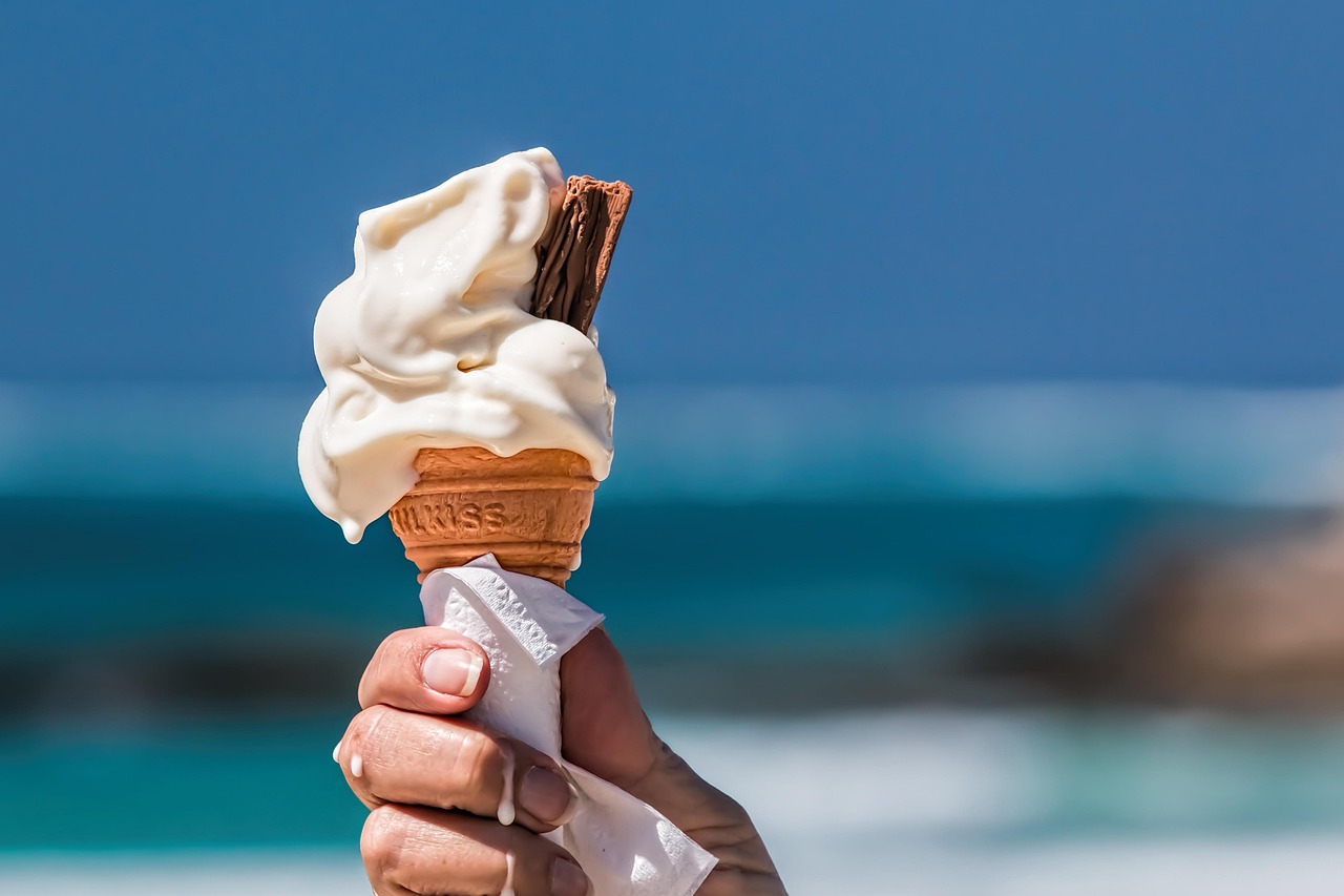 ice cream, dessert, food, snack, ice cream cone, melting, nature, hot, temptation, summer, refreshment, refreshing, indulgence, sundae, tasty, delicious