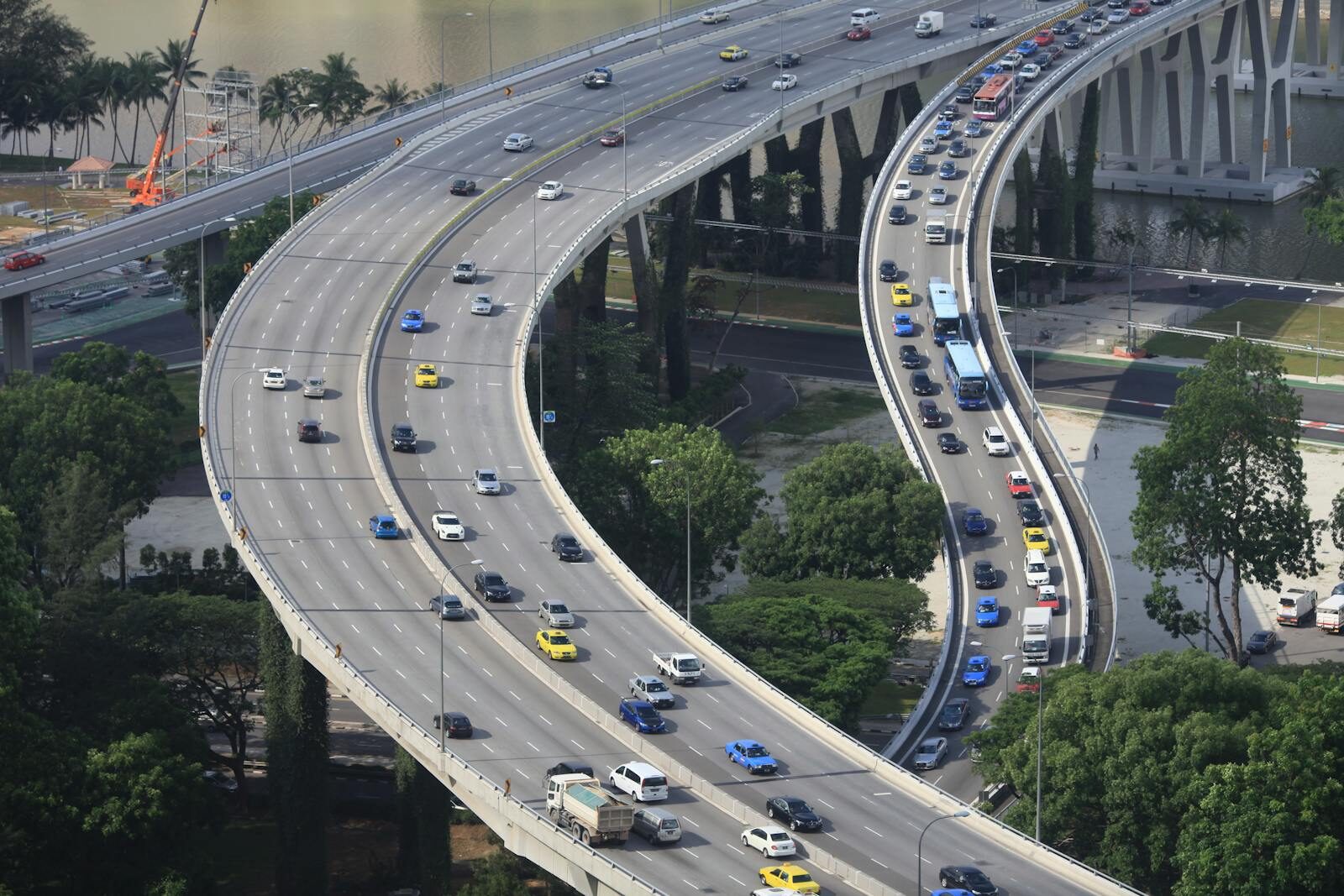 Traffic on a curving urban highway with vehicles moving on multiple lanes.