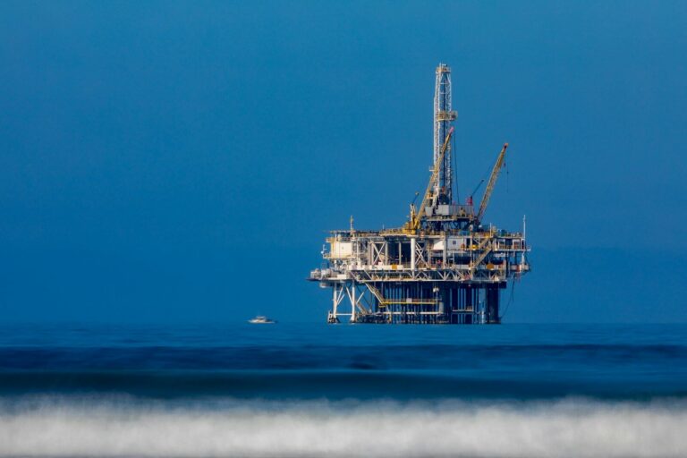 an oil rig in the middle of the ocean