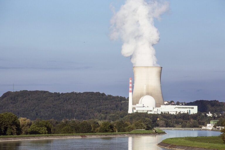 power plant, nuclear power, nuclear power plant, atomic energy, nuclear, energy, nuclear energy, nuclear reactor, electricity, reactor, power supply, radioactivity, industry, radiation, radioactive, uranium, cooling tower, steam, energy production
